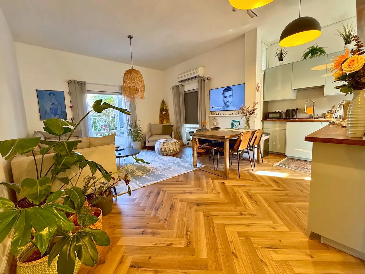 Le salon et la cuisine ouverte, parquet SPC à chevrons