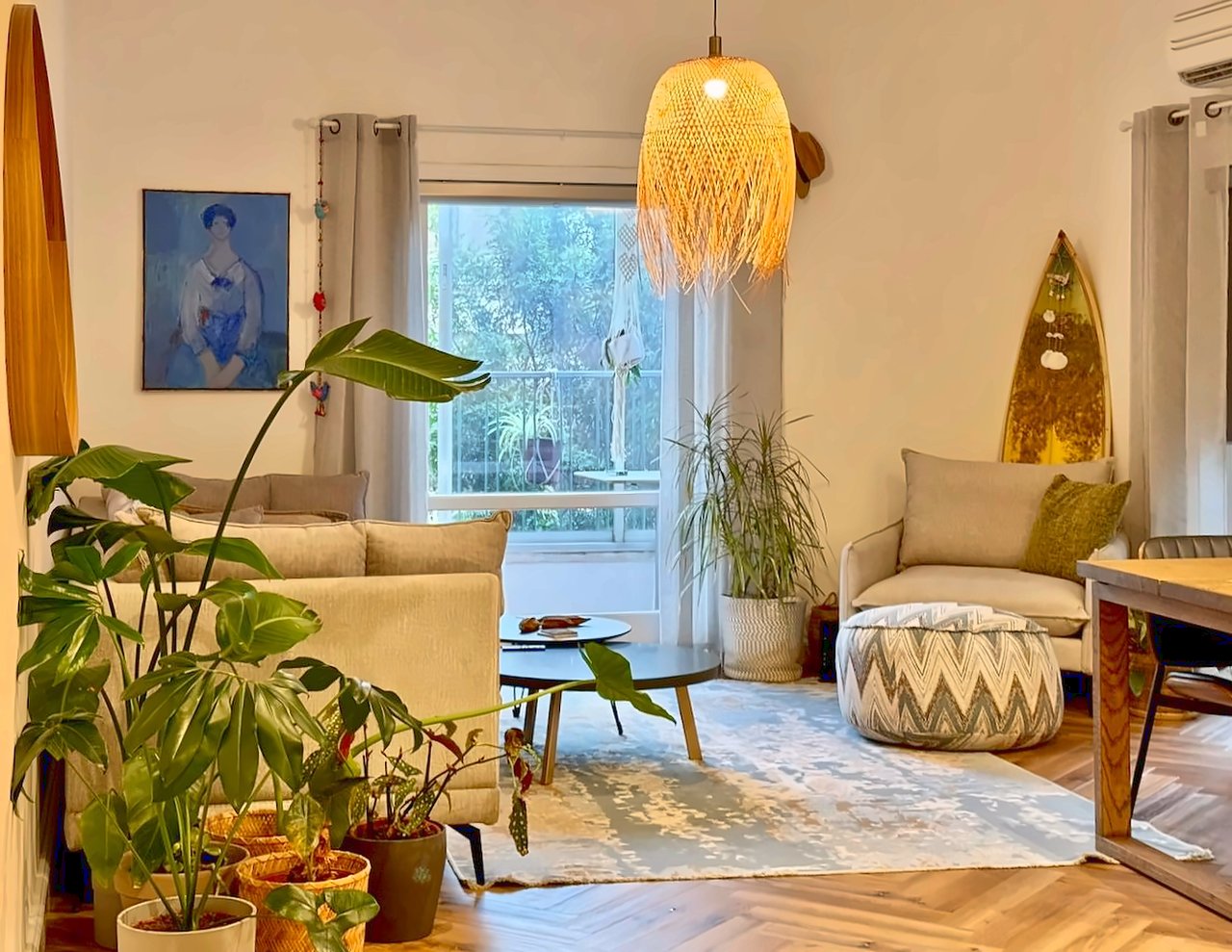 Le salon et l’accès au balcon verdoyant