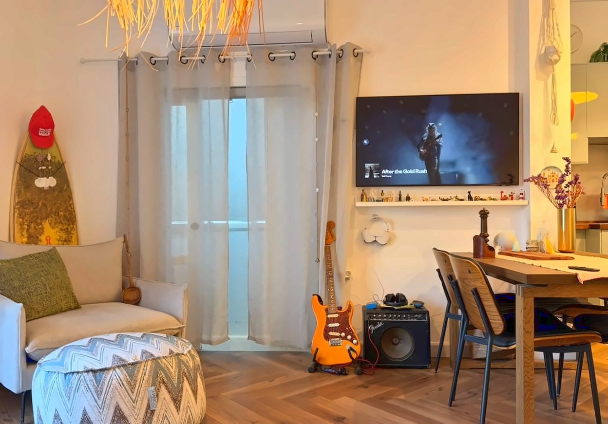 Le salon, avec climatisation neuve et accès au balcon