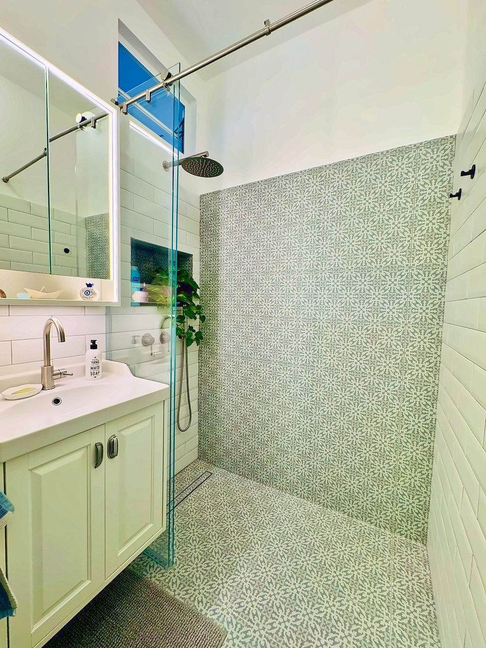 La salle d’eau avec WC : meuble vasque et cabine de douche