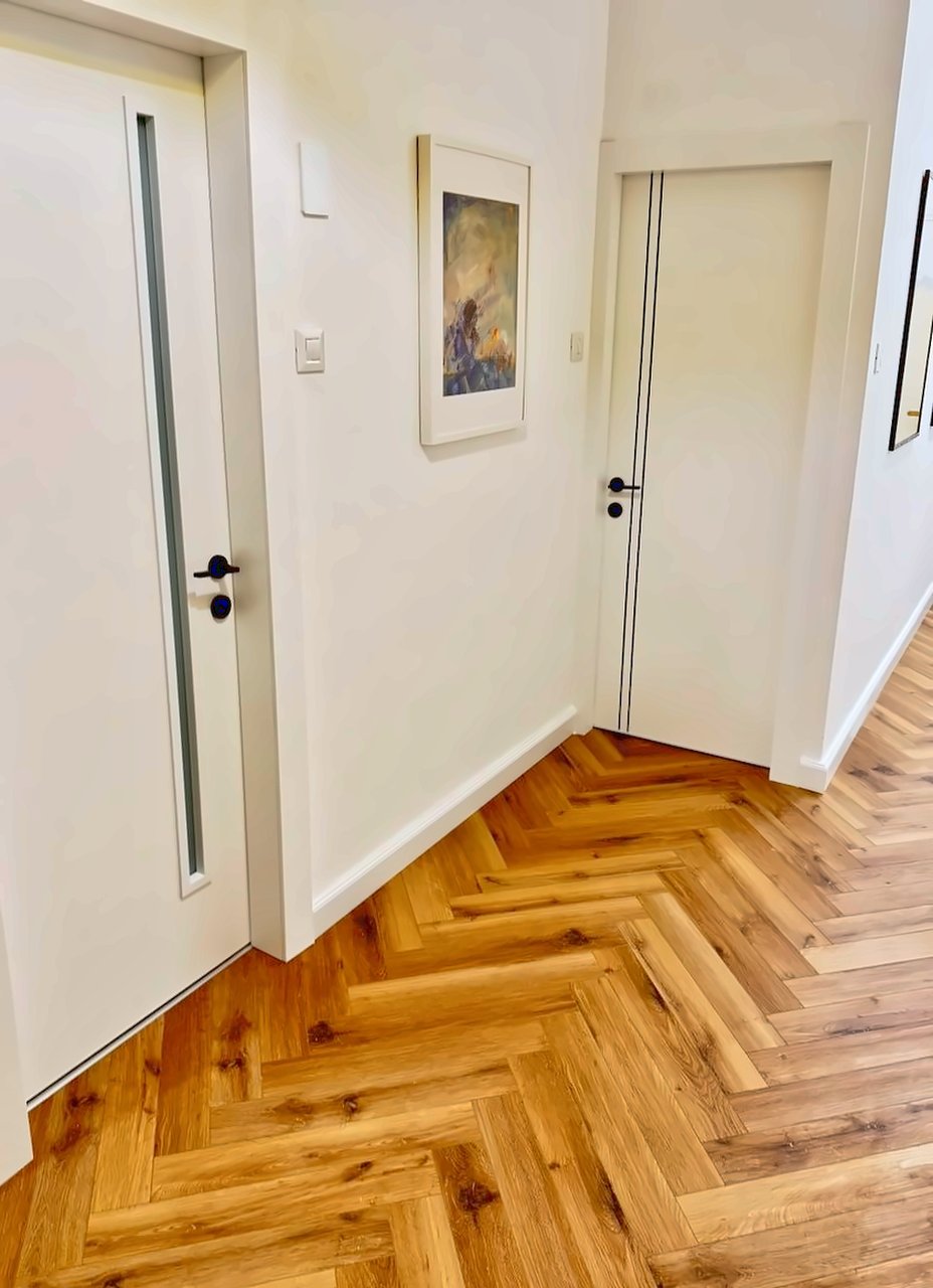 Portes intérieures (société Alon) et parquet SPC à chevrons (2024–2026)