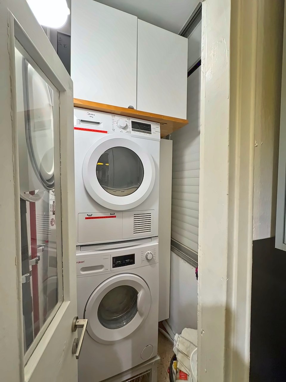 Buanderie avec emplacement pour lave-linge et sèche-linge superposés