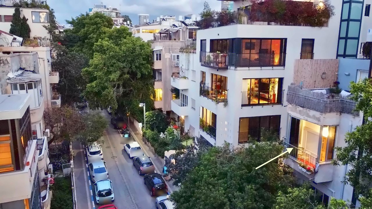 La rue et l’immeuble vus du ciel. La flèche indique l’appartement