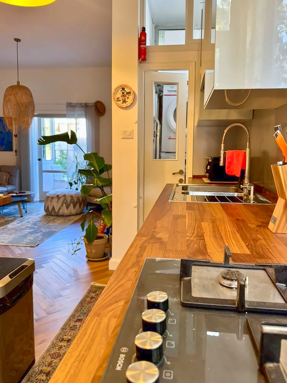 La cuisine : plaques de cuisson et plan de travail en bois