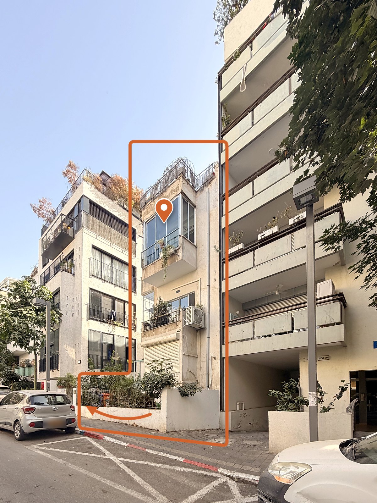 הבניין הצר והוותיק במסגרת הכתומה. הסיכה מסמנת את הדירה. הבניין הלבן מימין הוא מספר 8.